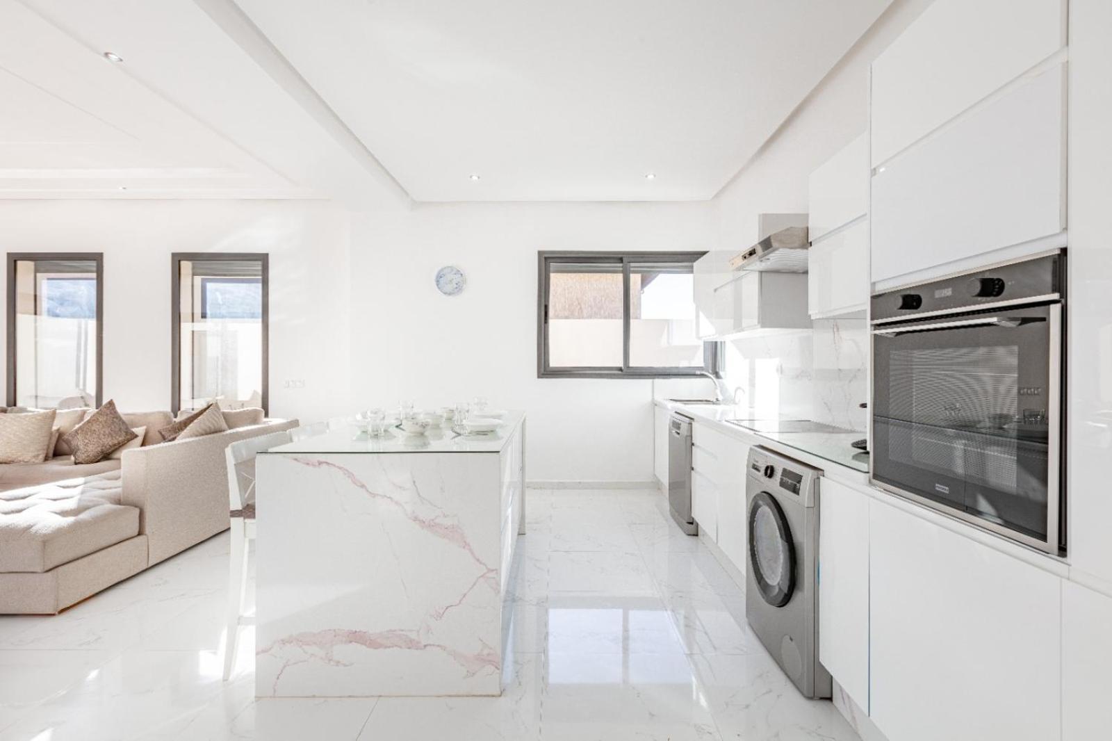 Lella, Piscine Chauffee, Cuisiniere