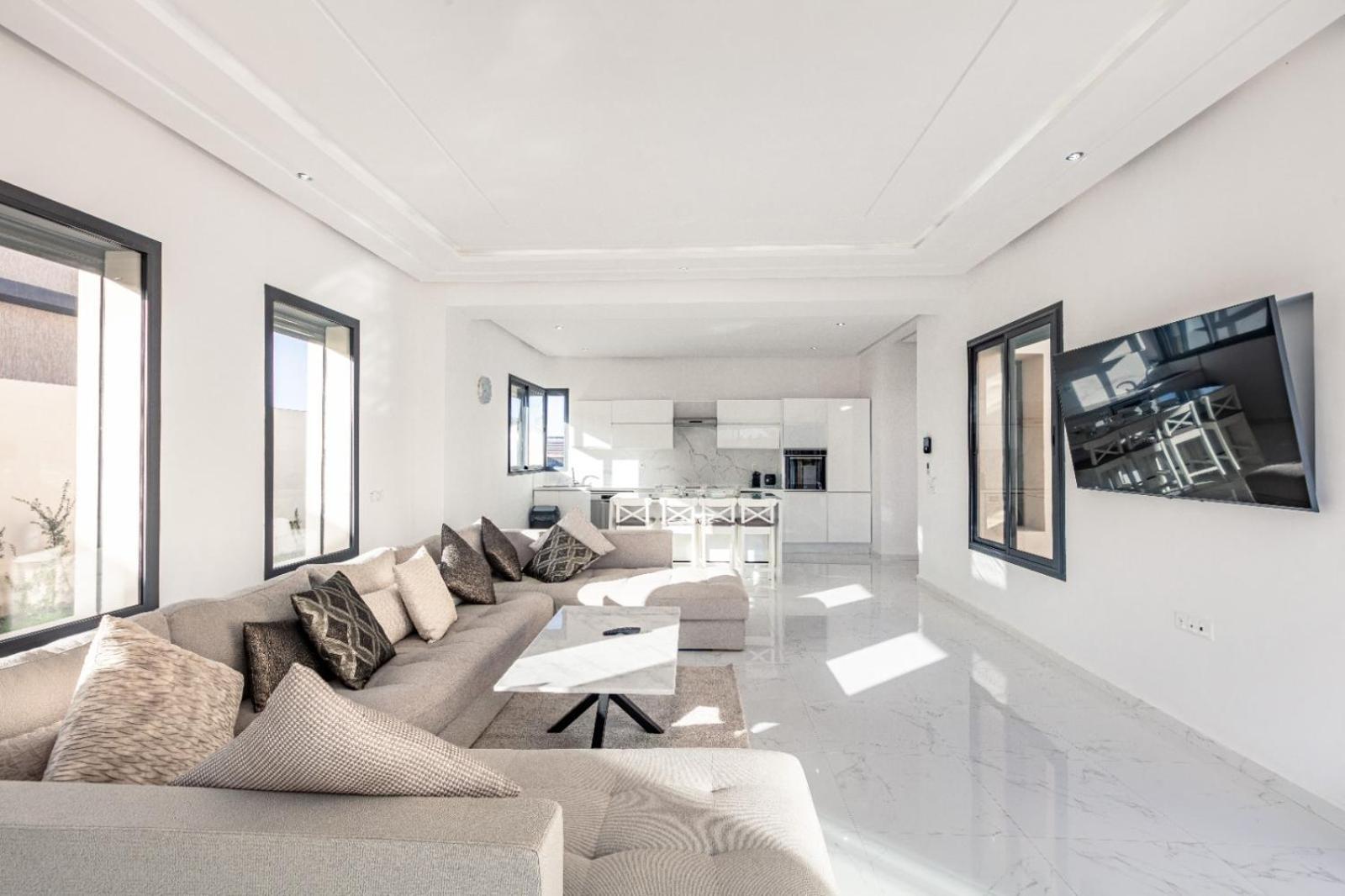 Lella, Piscine Chauffee, Cuisiniere *
