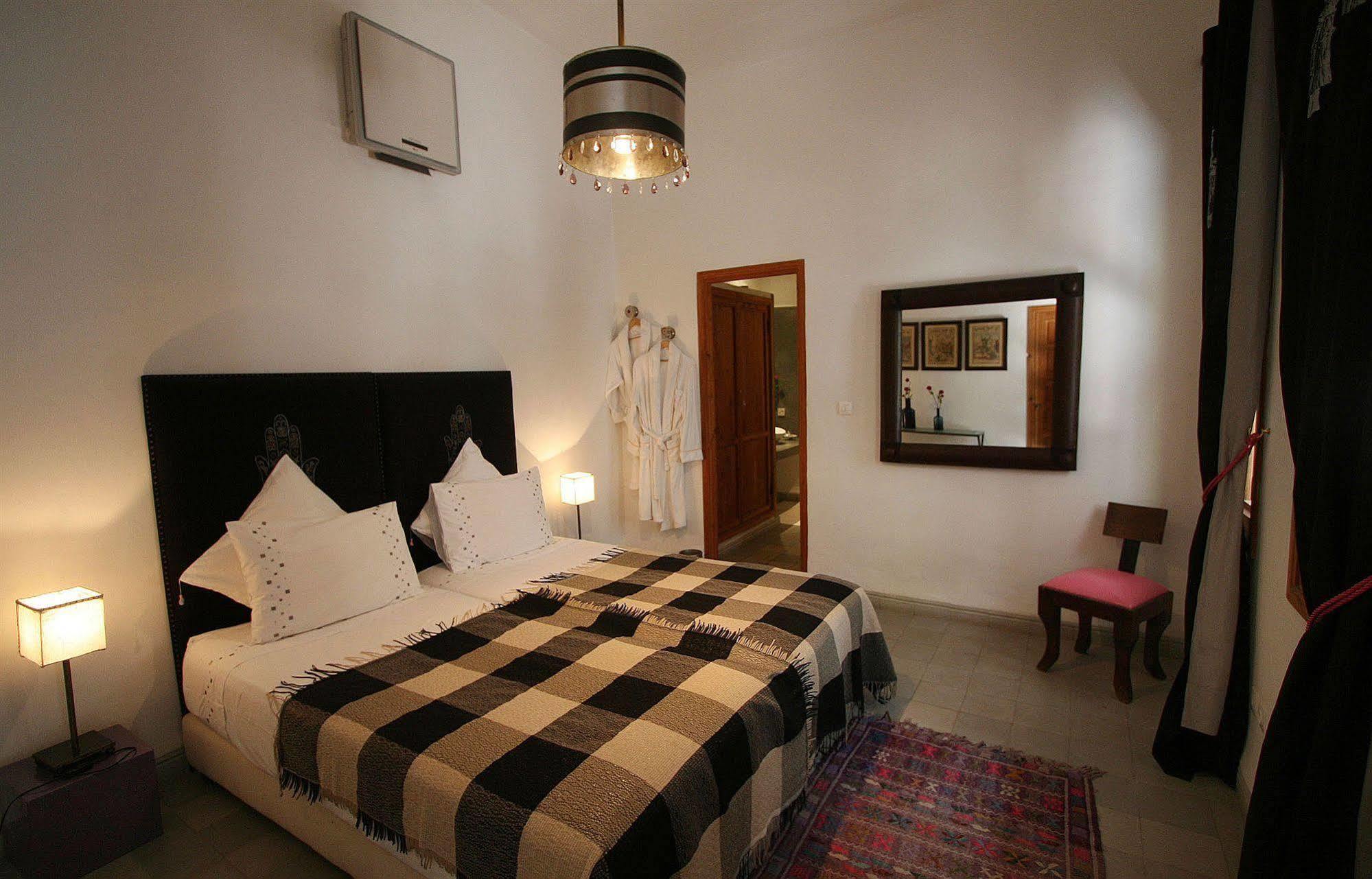 Azcona 3*