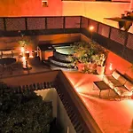 logement entier: Riad Dar Zhar, dans la Medina