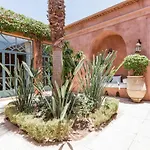 Villa Pauline With Private Pool & Garden, Hotel Service And No Insight.
