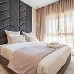 Golfside New 3-Bedroom Apartment