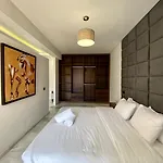 Downtown Loft: Rooftop Pool & Gym