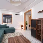 Bright Flat In Heart Of Center