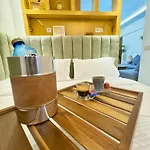 Appartement Centre Ville Gueliz Avec Balcon Vue Piscine