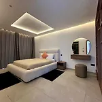 Luxury Villa - Swimming Pool - 10 To 12 Px