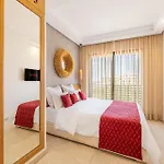 City Center-1 Queen Br With Ac, Pool And Iptv- Parking