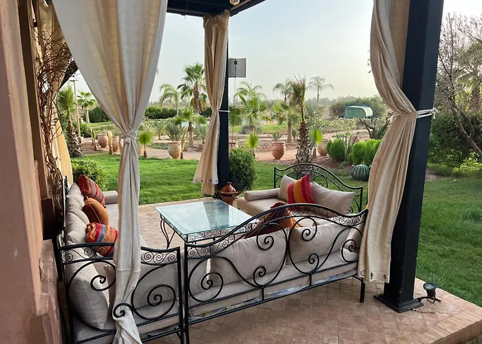 Appartement Elegant Avec Vue Sur Piscine Jardin Verdoyant Et Wifi Ultra Rapide