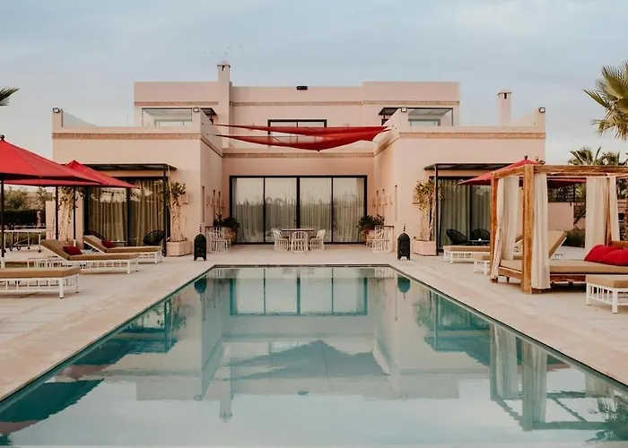 Luxury 5-Suite Villa With Heated Pool, Steam Room & Games