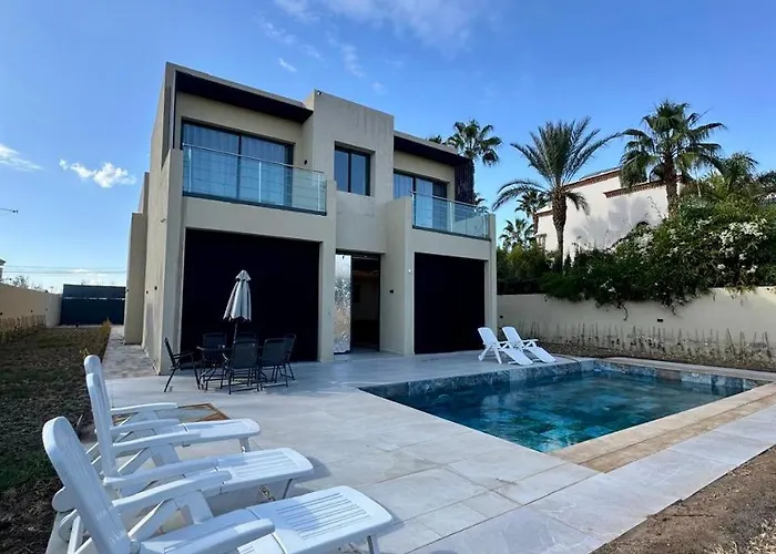 Luxury Villa - Swimming Pool - 10 To 12 Px