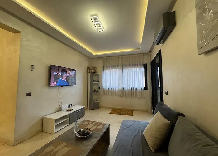 Apartment With Pool In The City Center