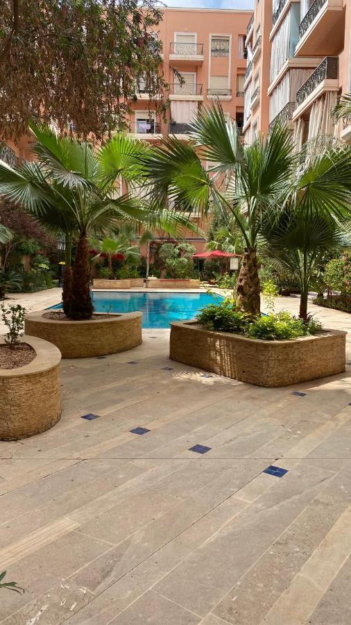 Terrasse Avec Piscine *