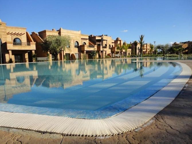 Dans Avec Golf, Piscine