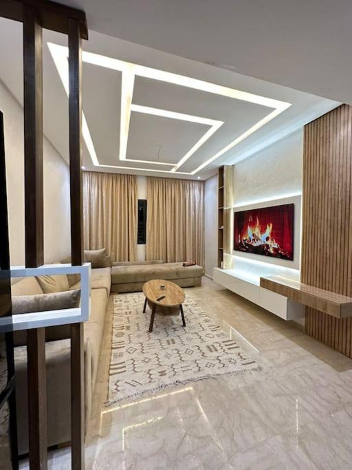 Spacious Duplex With Pool Near M Avenue
