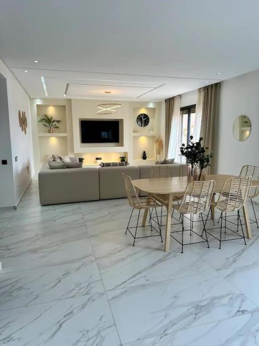 Au Pied De M Avenue Apartment