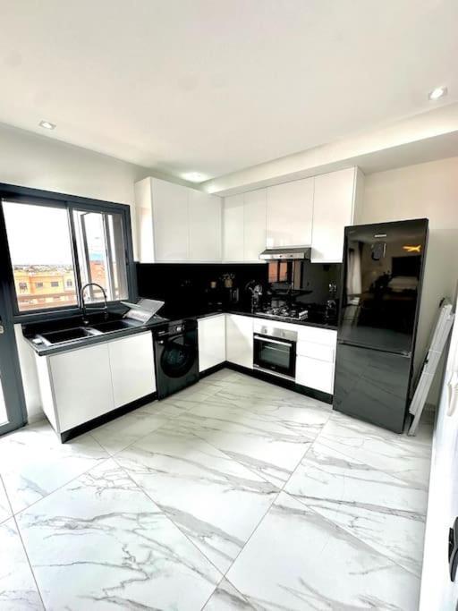 Au Pied De M Avenue Apartment *