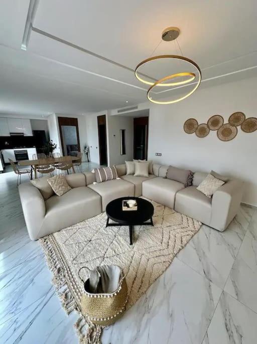 Au Pied De M Avenue Apartment *