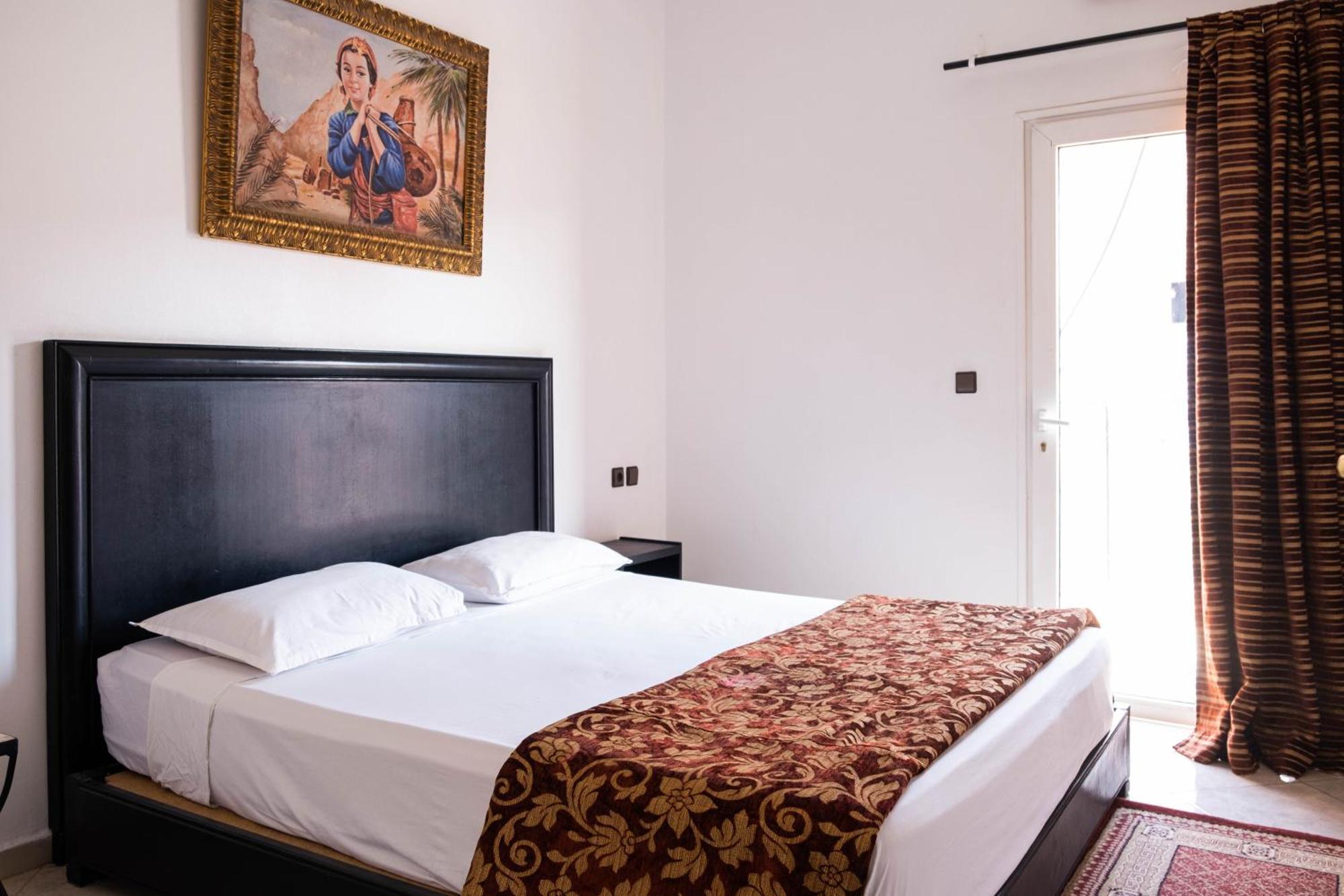 Apart Larbi Hostel *