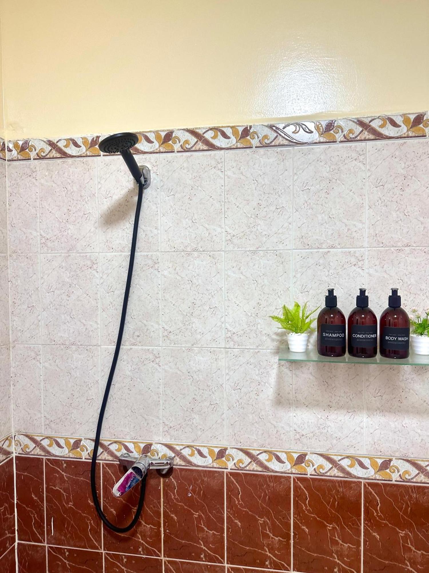 Near Airport - Pool- Terrace- Airco-parking-wifi