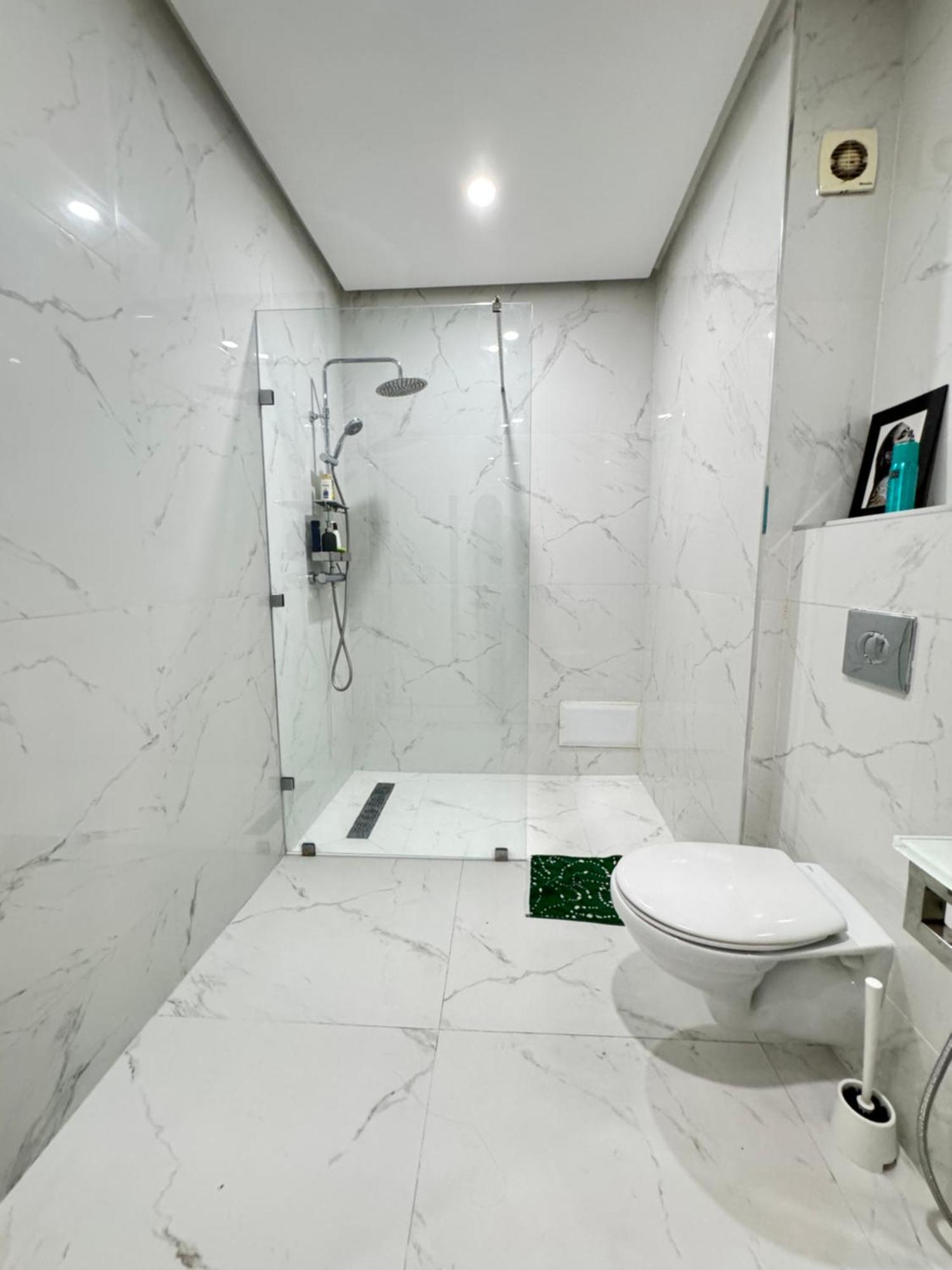 Fresh Modern Flat With Spacious And Bathroom