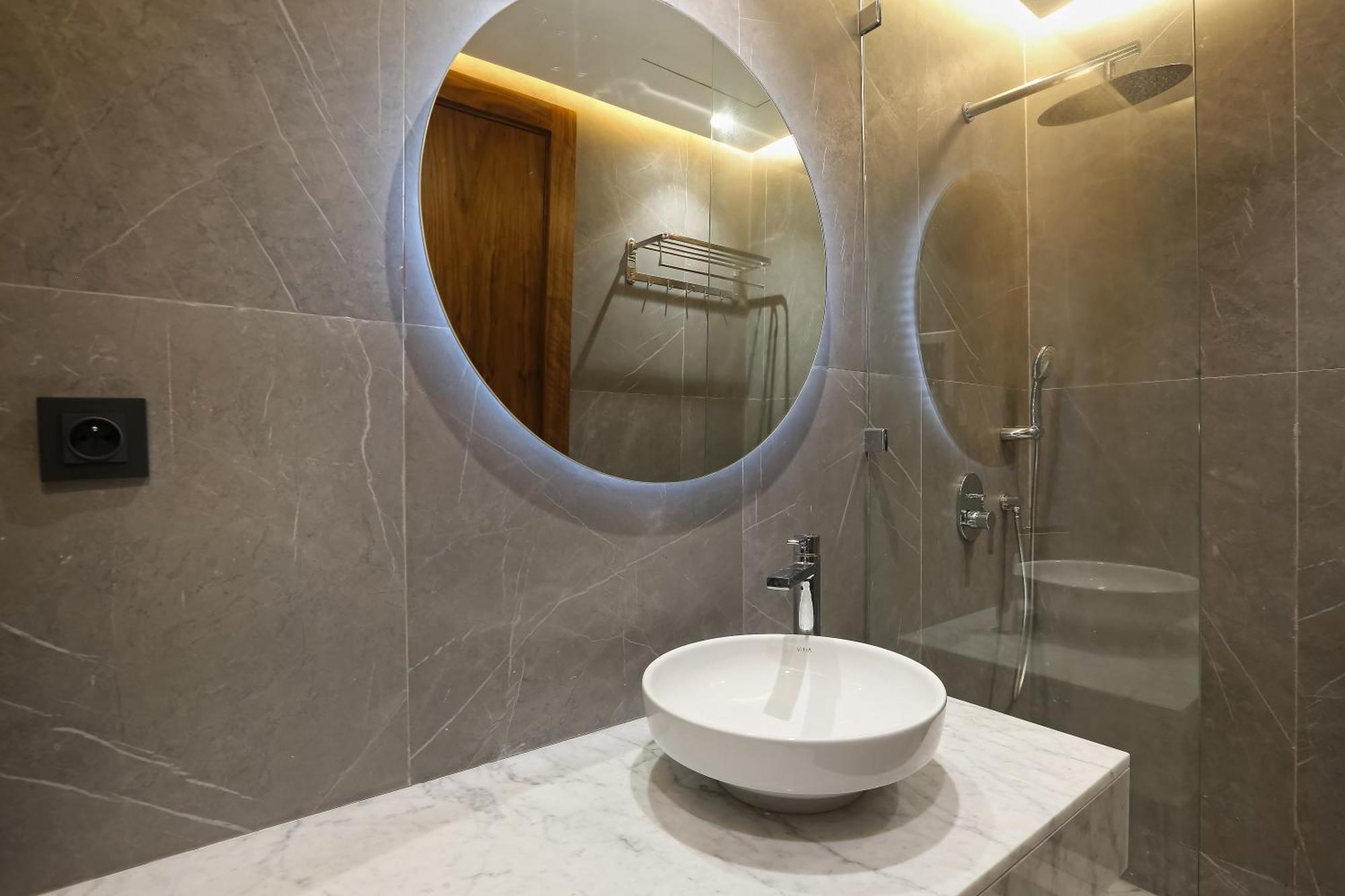 Brand New And Stylish Location *