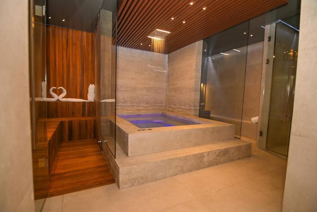 Luxe, Golf, & Cinema Appartement