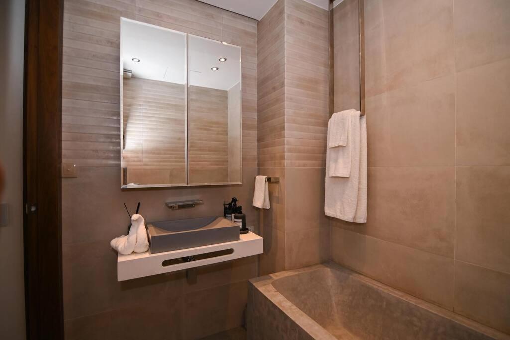 Luxe, Golf, & Cinema Appartement *