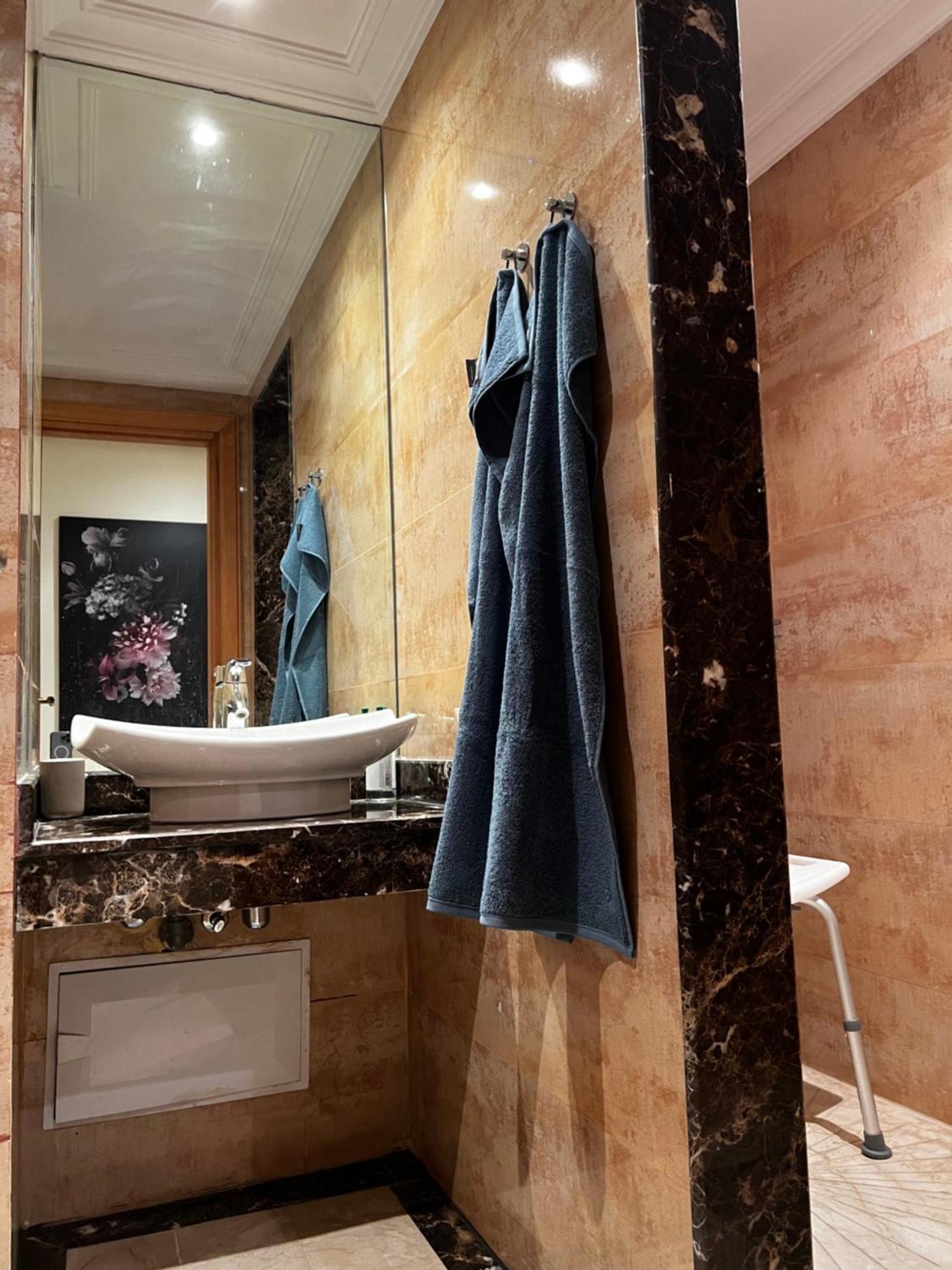 Beautiful, Great Equipped 122 M Near Majorelle Garden And Gueliz With Pool Views And A Large Balcony And Terrace