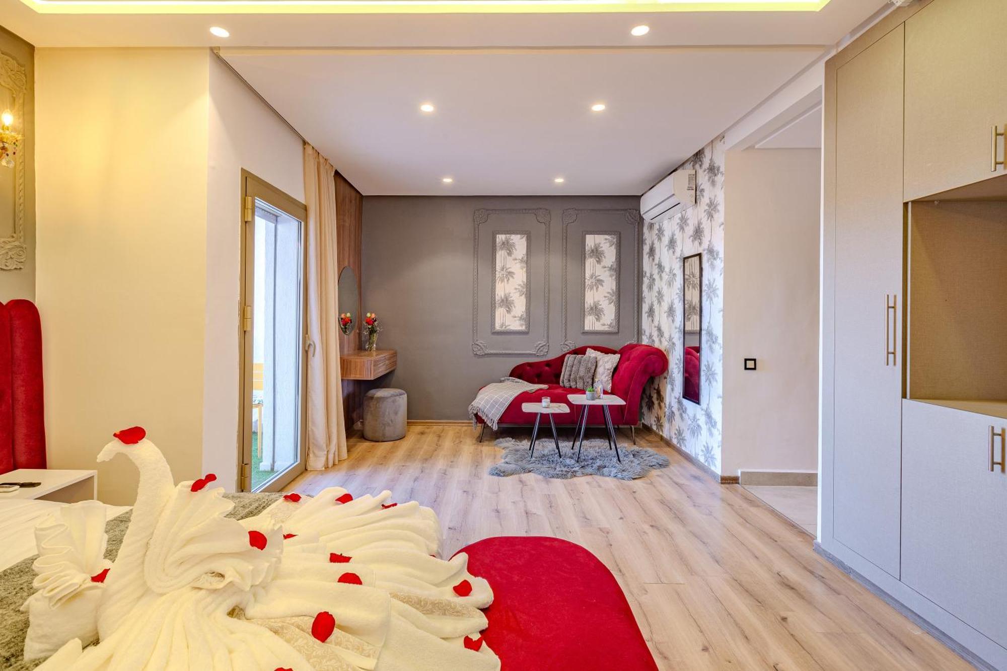 Golden Apartment *
