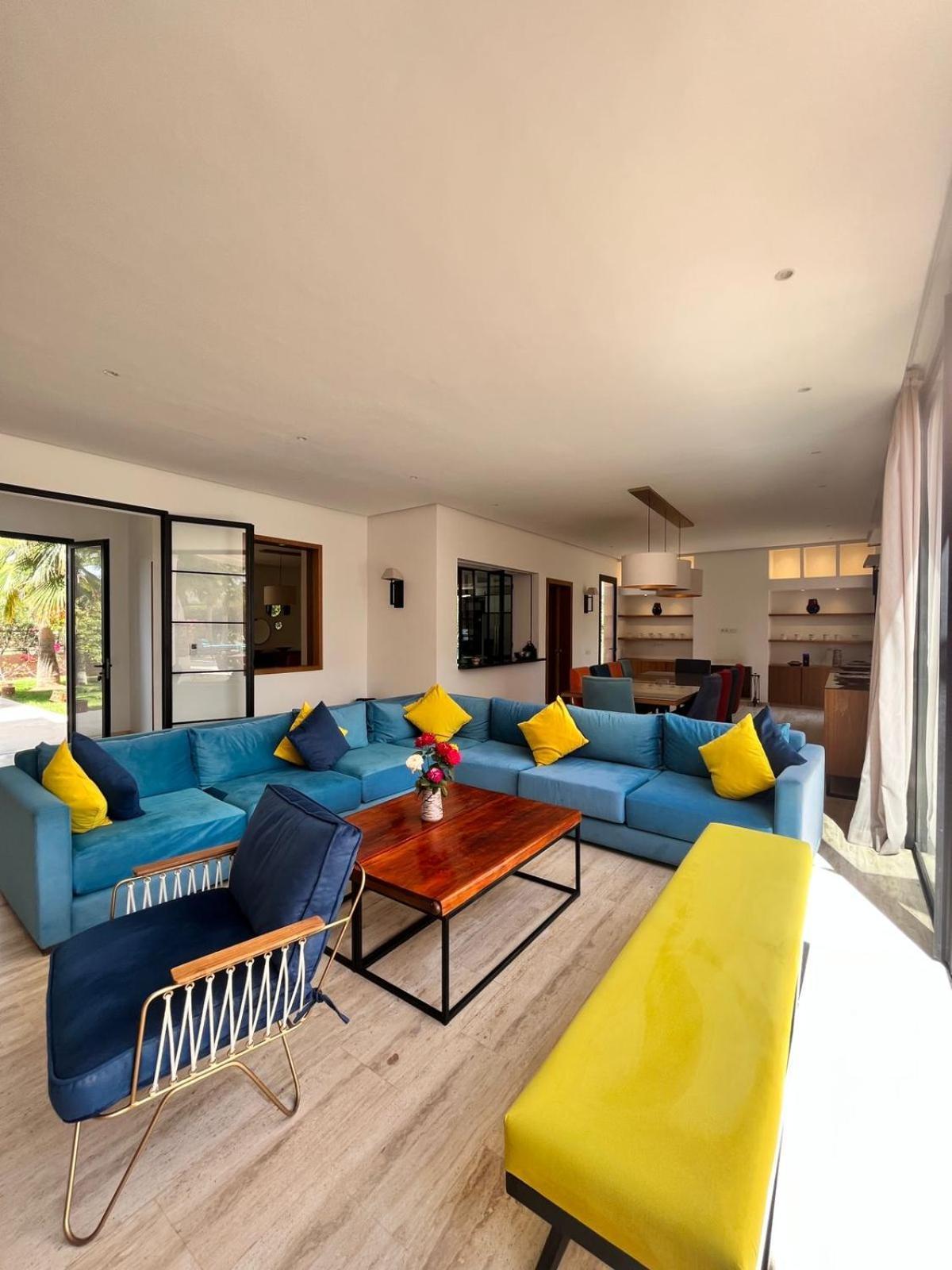 Des Iris Villa *