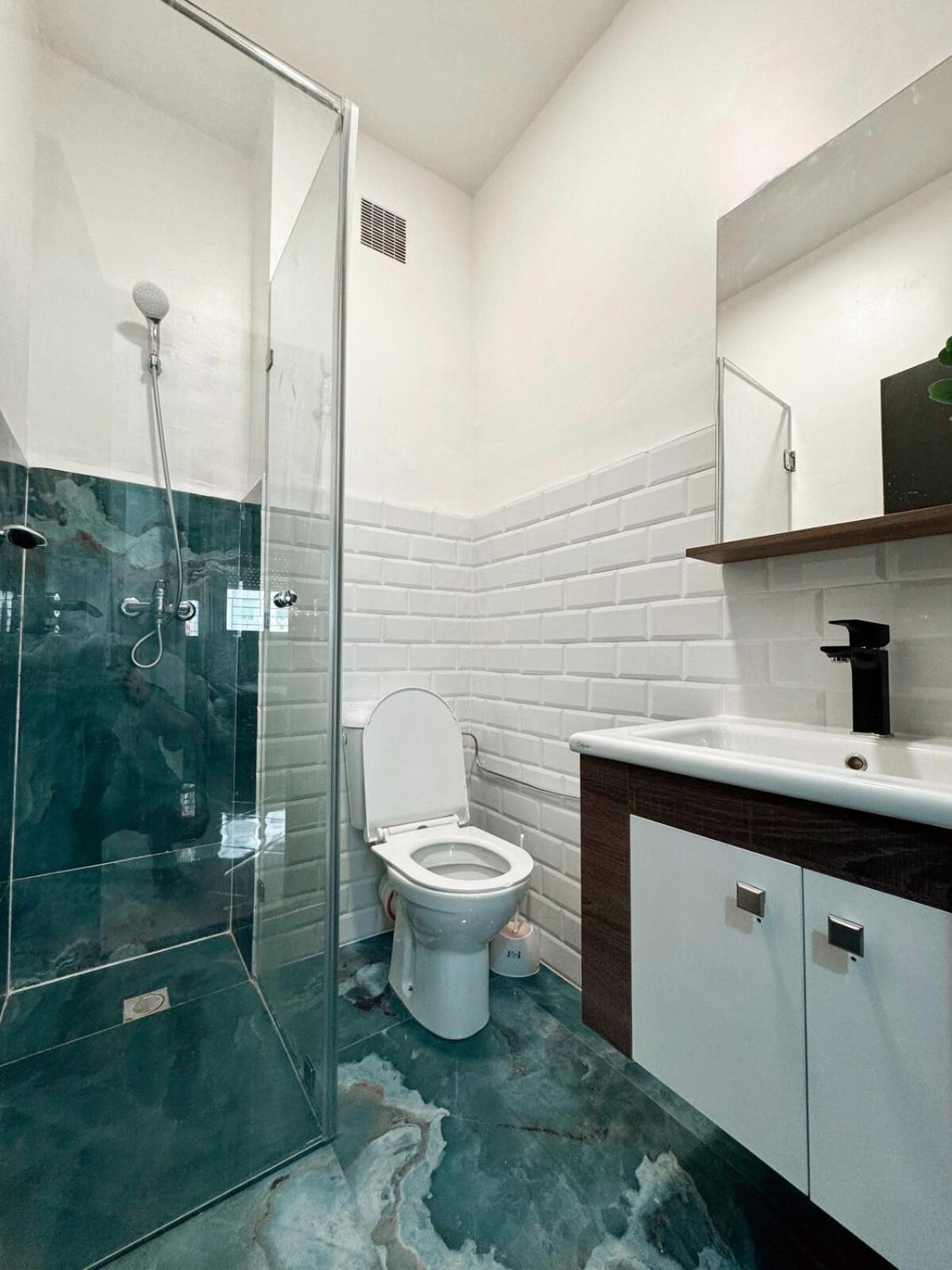 Budget-friendly 2br - Ac And Heating In Appartement