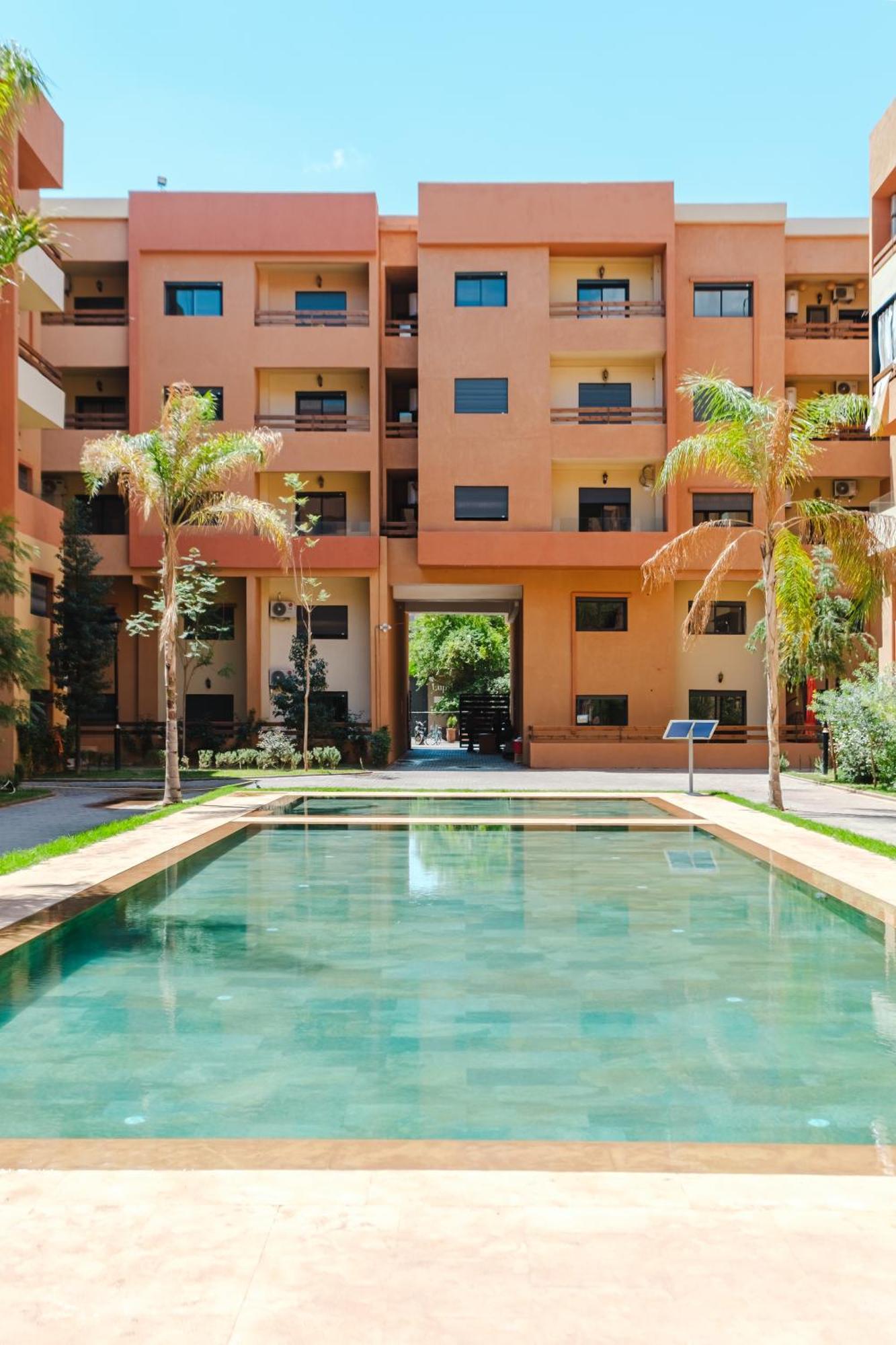Charming Near M Avenue Pool, Parking