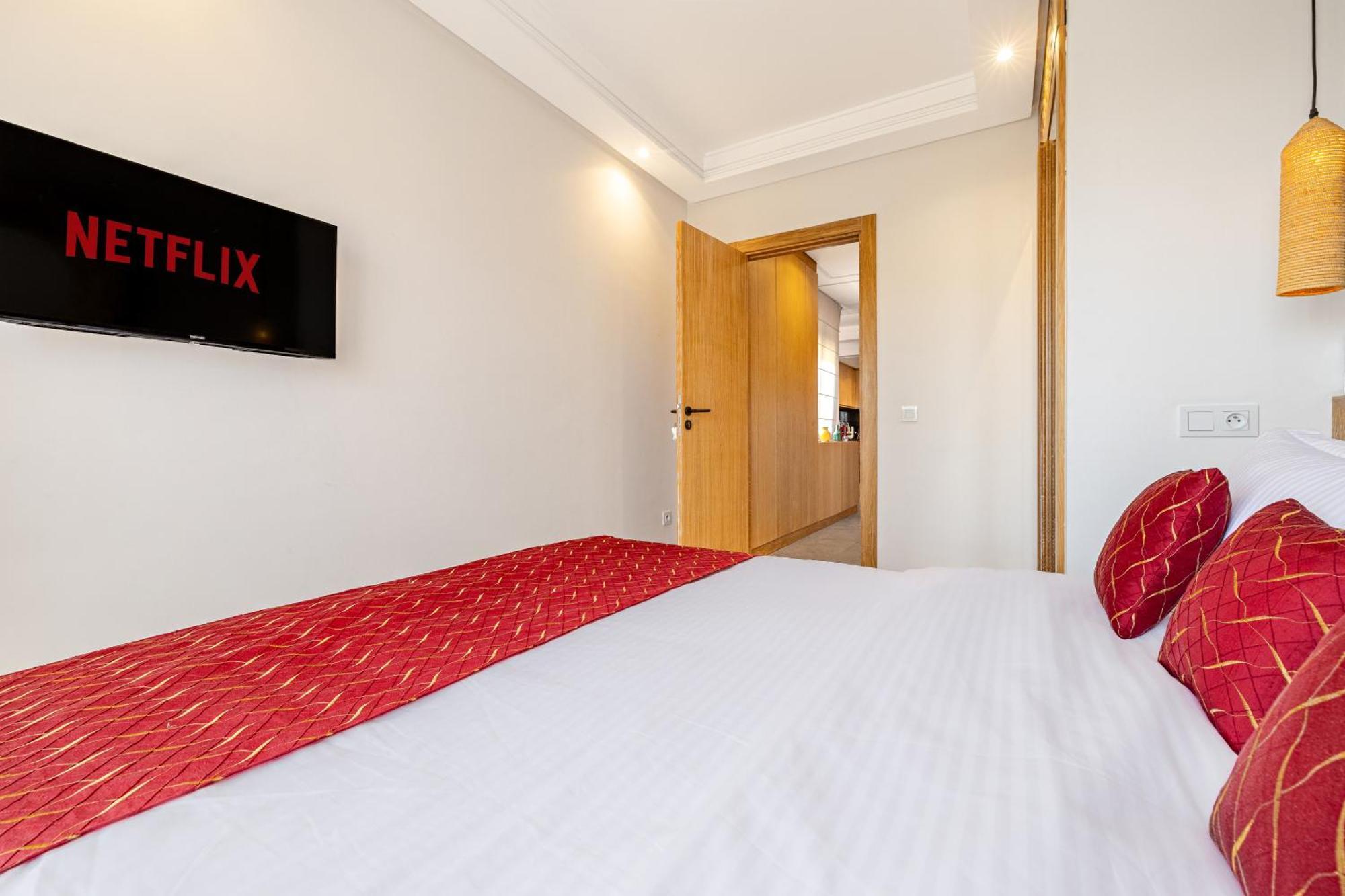 Center-1 Queen Br With Ac, Pool And Iptv- Parking Apartment *