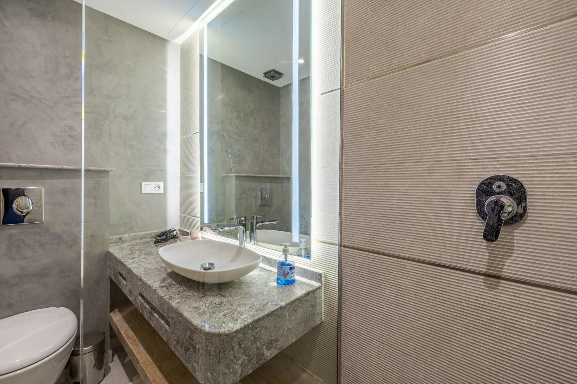 Apartment Center-1 Queen Br With Ac, Pool And Iptv- Parking *