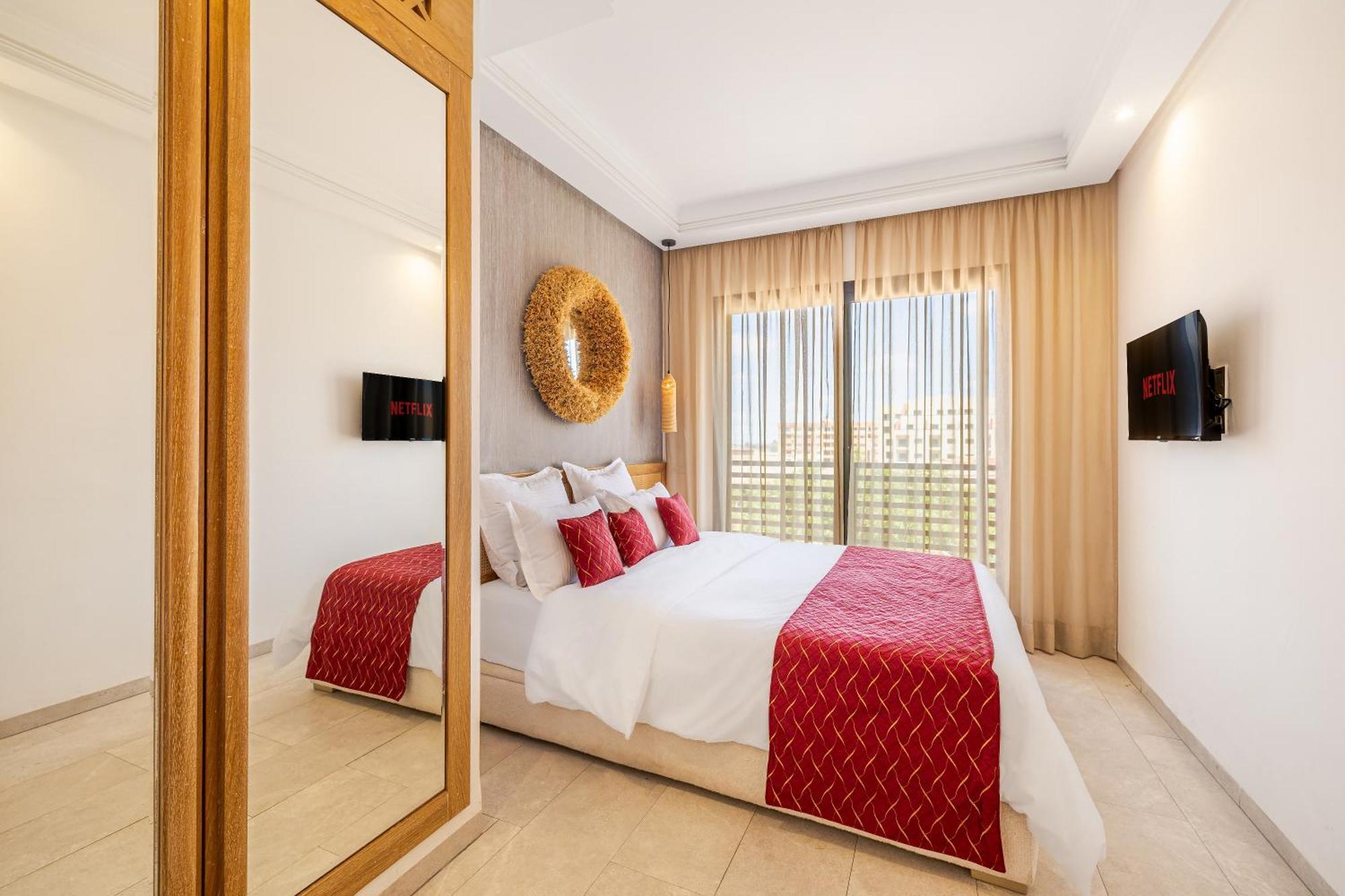 Center-1 Queen Br With Ac, Pool And Iptv- Parking *