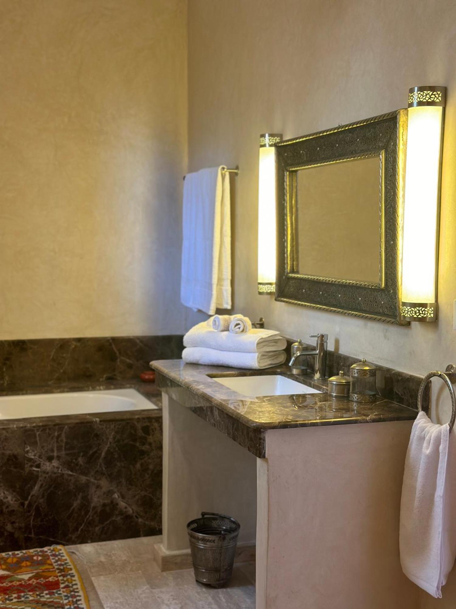 Simari Palmeraie Marrakech Nouveau! Petit Dejeuner Compris-entierement Renovee-superbe Piscine Privee Chauffee-personnel De Maison Inclus-grand Jardin De 2000m2-terrain De Petanque-ambiance Typique Berbere-havre De Paix