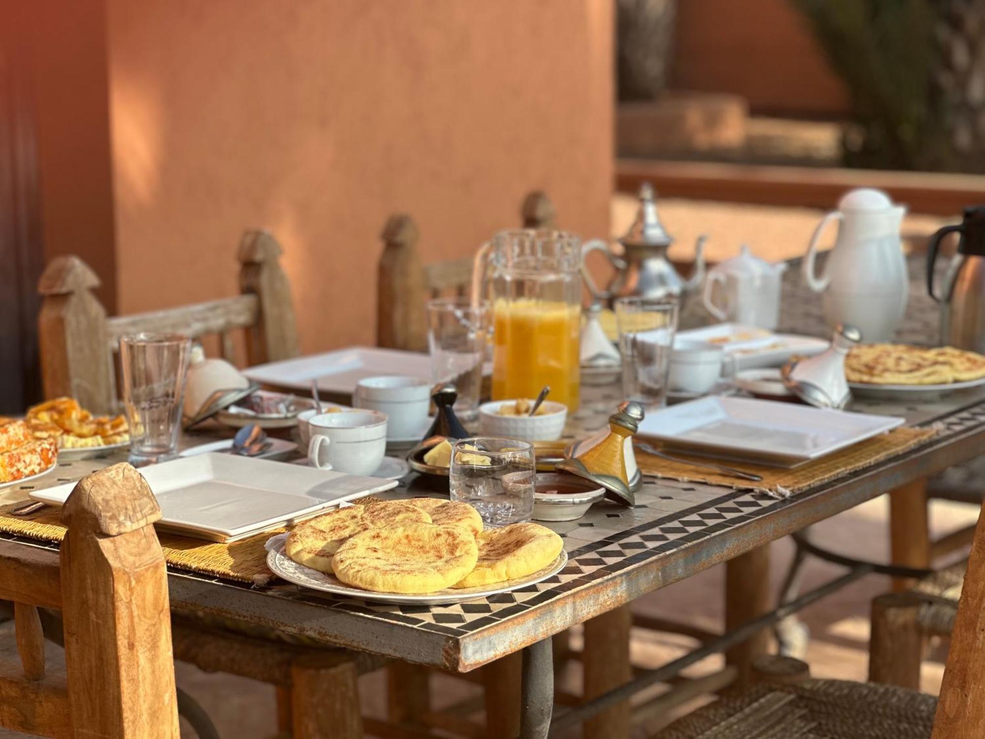 Simari Palmeraie Marrakech Nouveau! Petit Dejeuner Compris-entierement Renovee-superbe Piscine Privee Chauffee-personnel De Maison Inclus-grand Jardin De 2000m2-terrain De Petanque-ambiance Typique Berbere-havre De Paix Villa