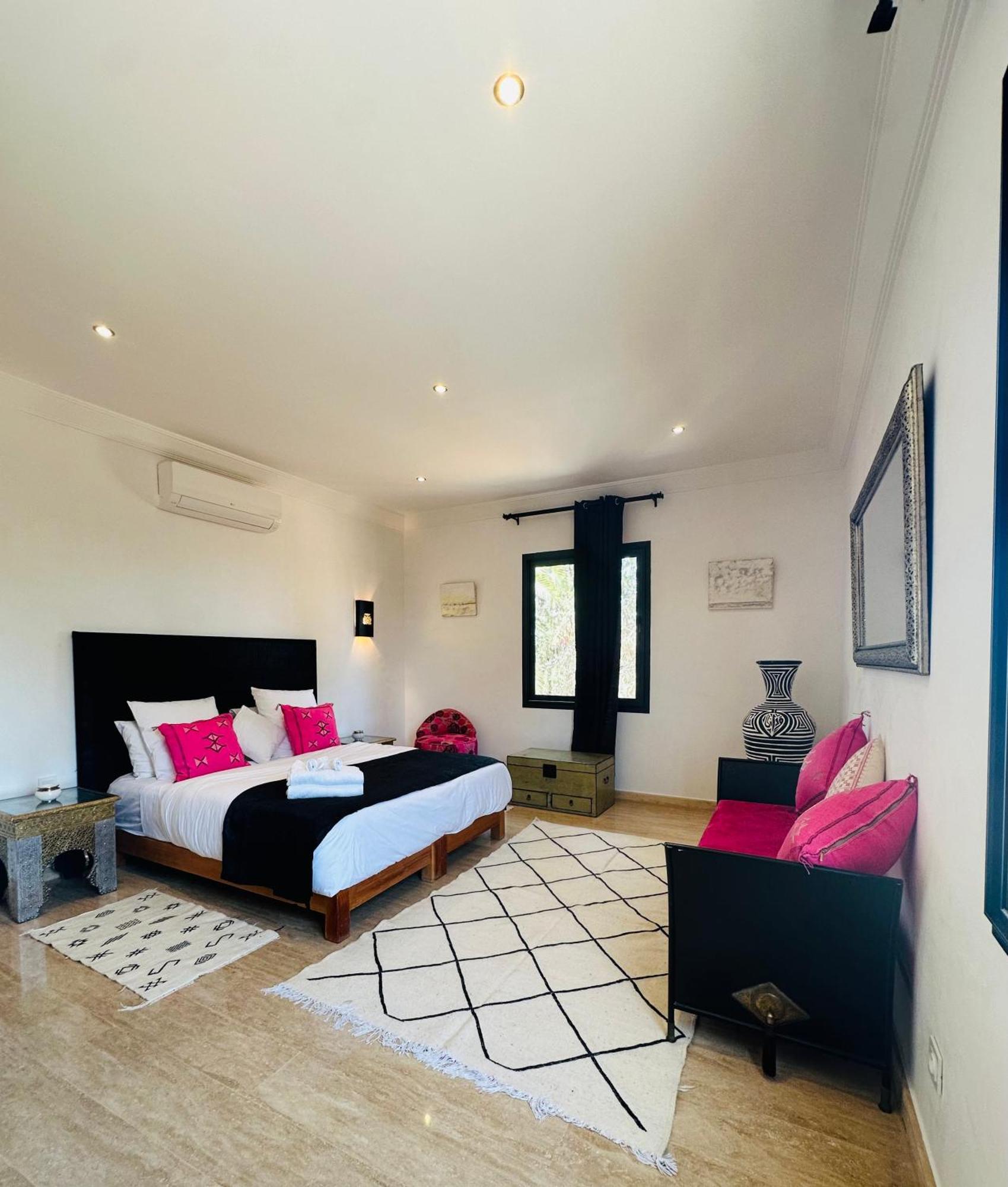 Villa Simari Palmeraie Marrakech Nouveau! Petit Dejeuner Compris-entierement Renovee-superbe Piscine Privee Chauffee-personnel De Maison Inclus-grand Jardin De 2000m2-terrain De Petanque-ambiance Typique Berbere-havre De Paix