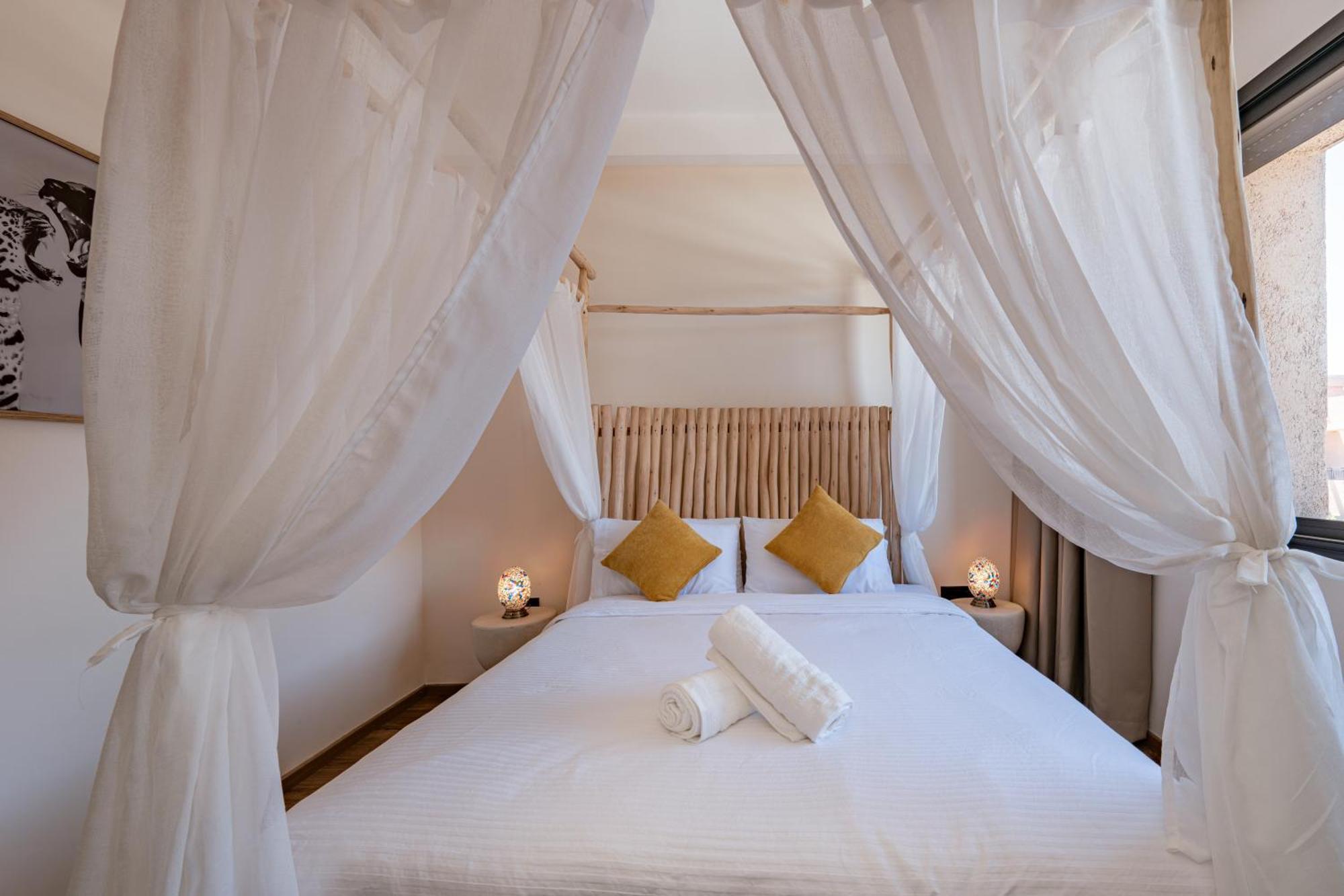 Secret Oasis - 4 Bedroom Rooftop, Pool&ac - Up To 10 Guests Villa