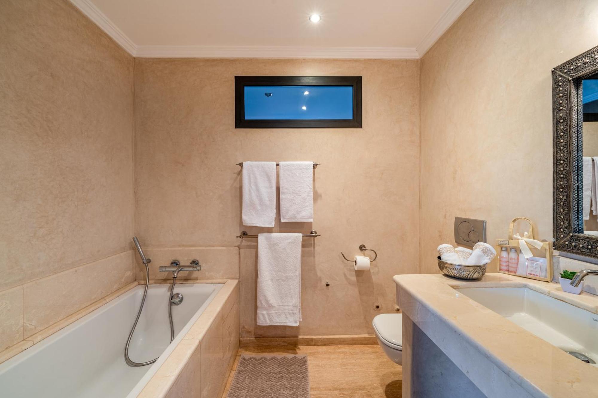 Simari Palmeraie Marrakech Nouveau! Petit Dejeuner Compris-entierement Renovee-superbe Piscine Privee Chauffee-personnel De Maison Inclus-grand Jardin De 2000m2-terrain De Petanque-ambiance Typique Berbere-havre De Paix Villa Marrakesh