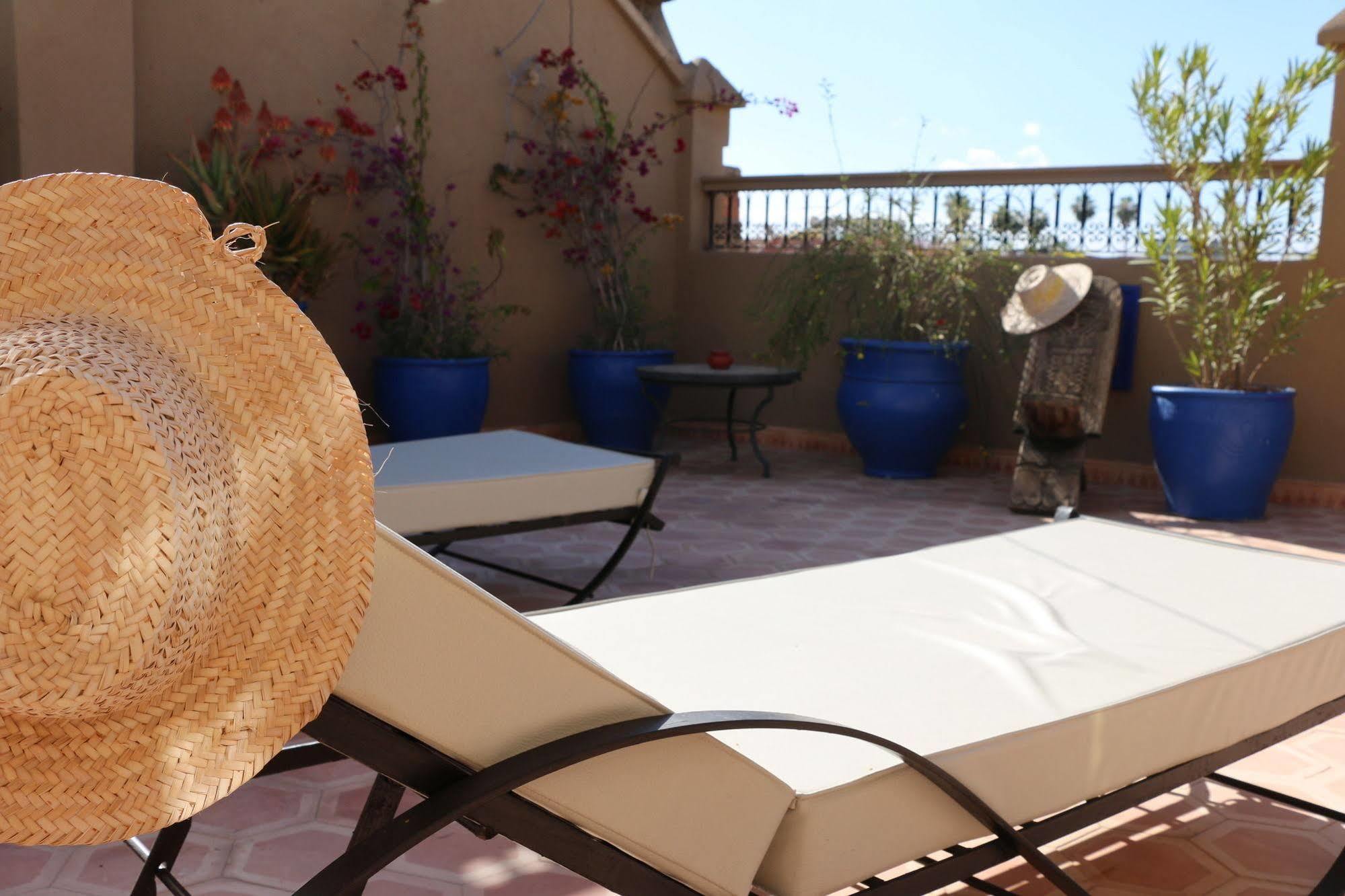 Awinati Location Privatisee ,piscine Chauffee , Beau Rooftop 3* Marrakesch